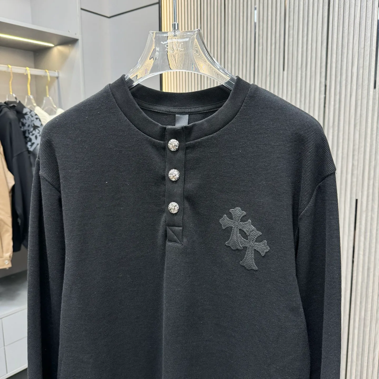 🅿️270 25 New Style🆕Come Hearts Cross Long Sleeve Autumn and Winter King! Chest pockets, collar and cuffs with high weight threads, custom-woven and dyed 330g double yarn waffle fabric, cross steel buckle tags and other accessories are all in the correct version, super conspicuous, super good-looking and super atmospheric, same style for men and women! The overall upper body highlights fashion and individuality, and it is a recommended T-shirt for couples to wear together!! Color: black/white 04 Size: S-XXL